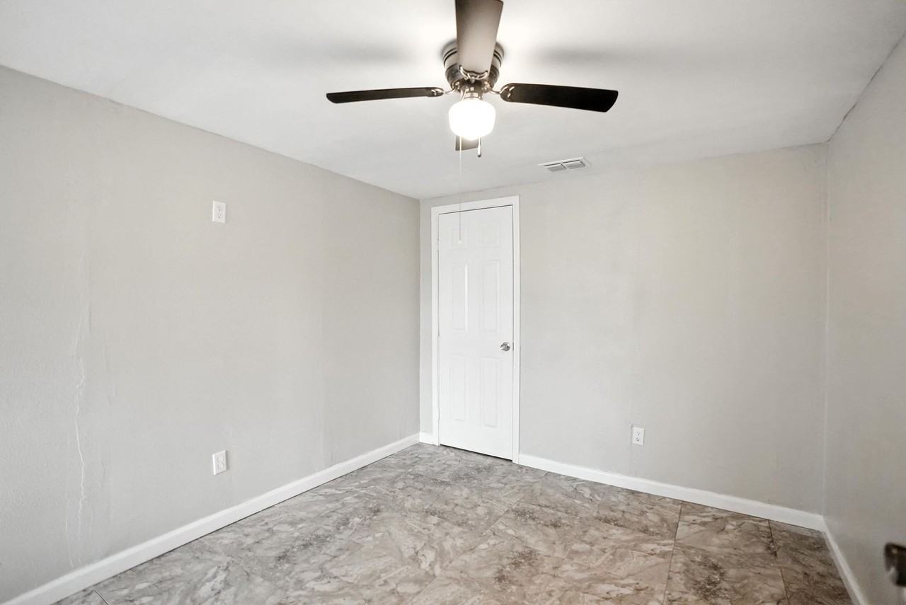 804 Illinois St - Photo 2 of 12