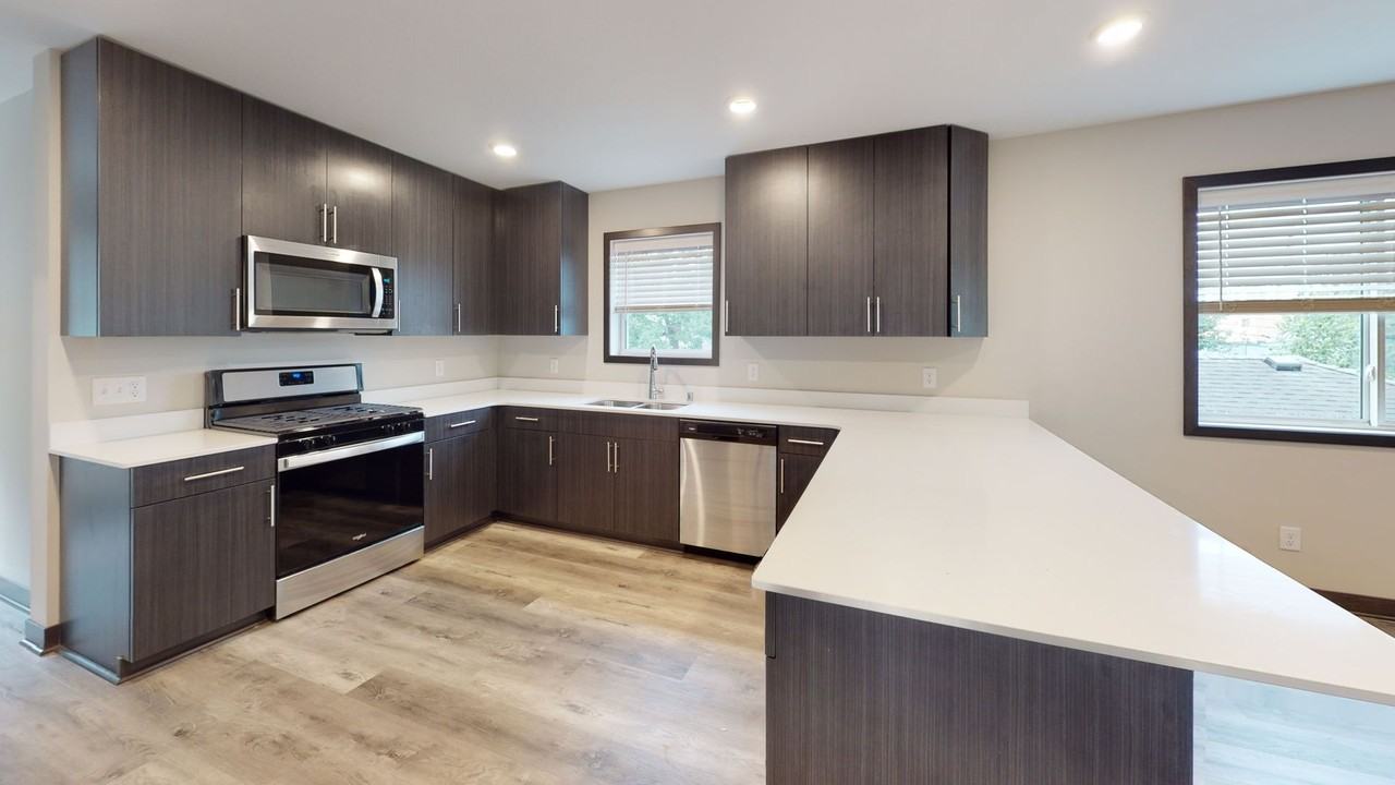 1014 16th Ave SE Duplex - Photo 5 of 14