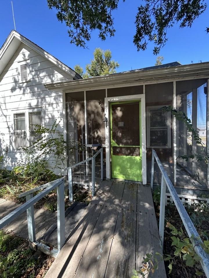 311 E Kansas St - Photo 2 of 15