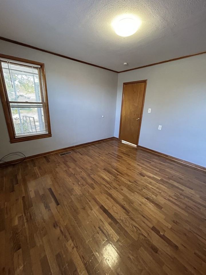 311 E Kansas St - Photo 5 of 15