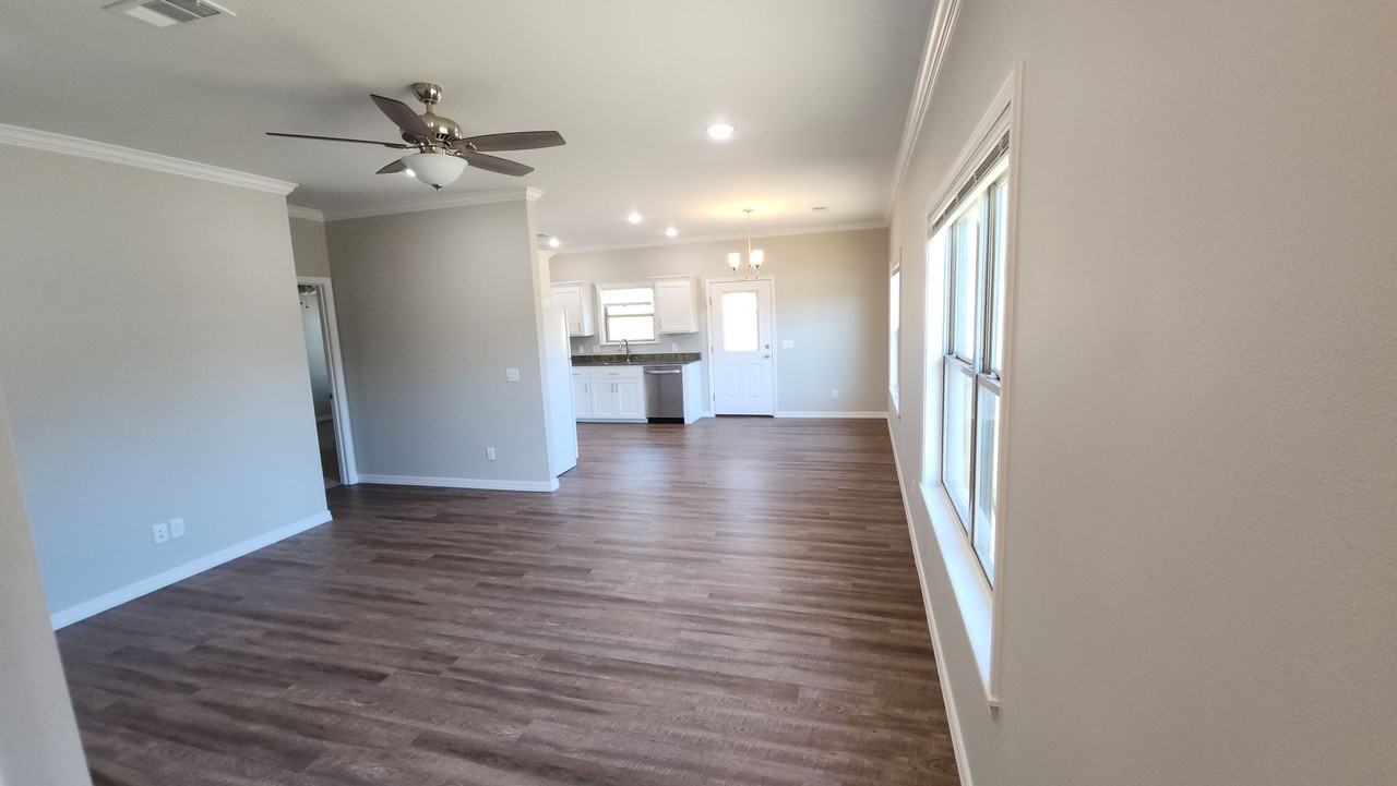 3319 E 4th St - Photo 4 of 22