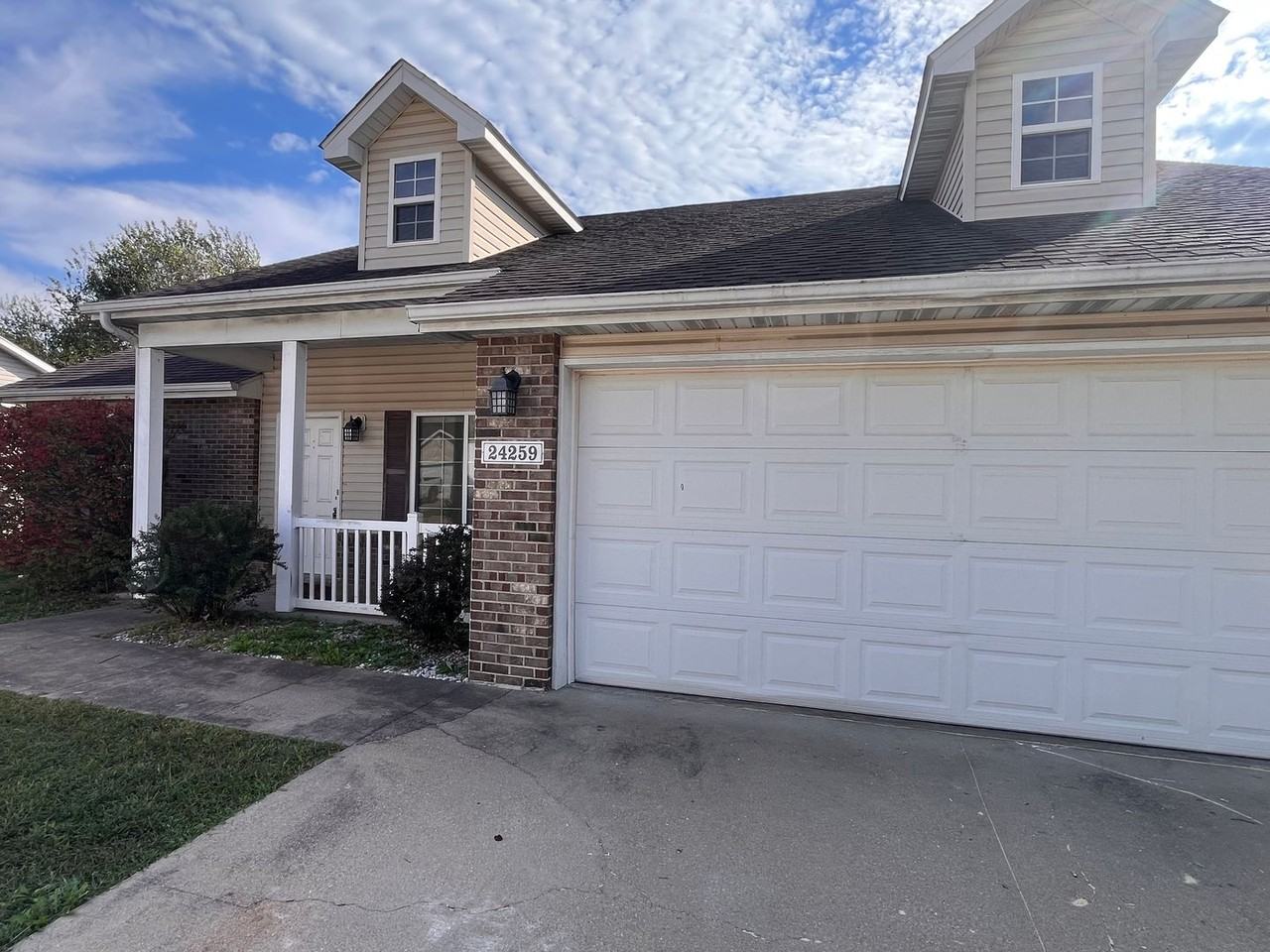 24259 Tanglewood Rd - Photo 2 of 17