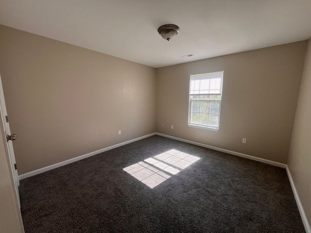 24259 Tanglewood Rd - Photo 7 of 17