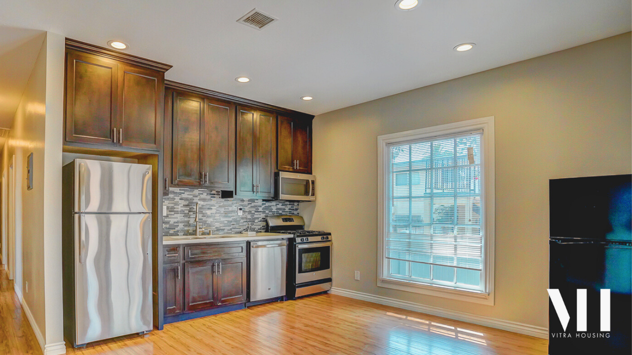 2352 Portland St - Photo 3 of 16