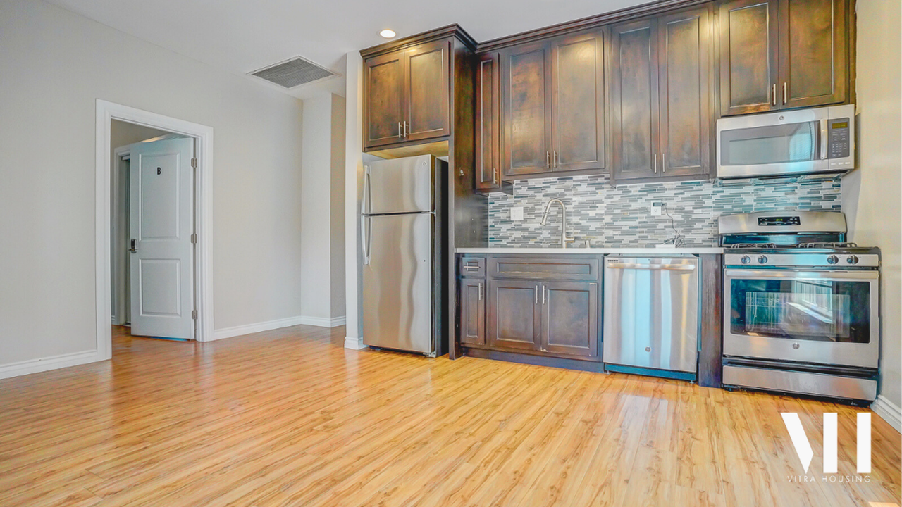 2352 Portland St - Photo 4 of 16