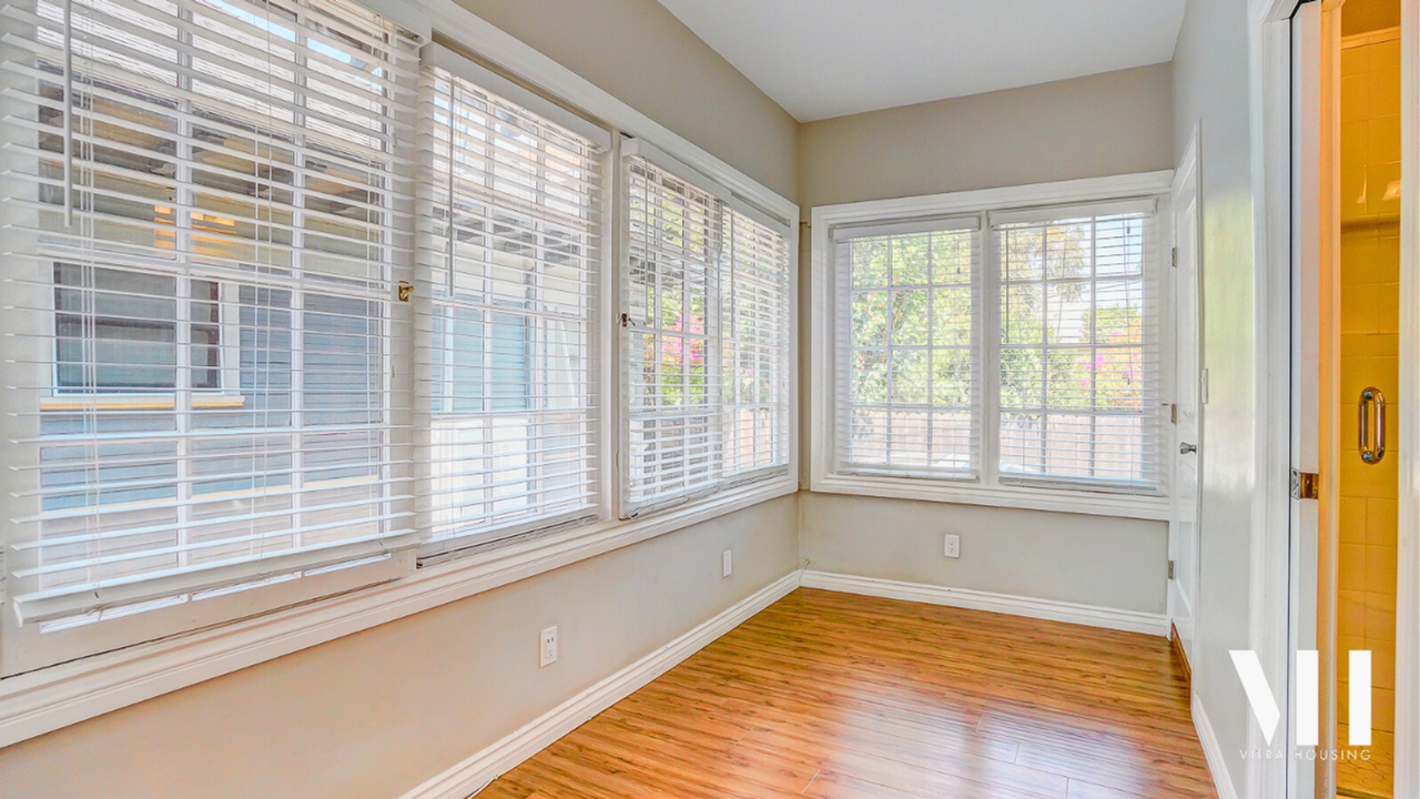 2352 Portland St - Photo 7 of 16