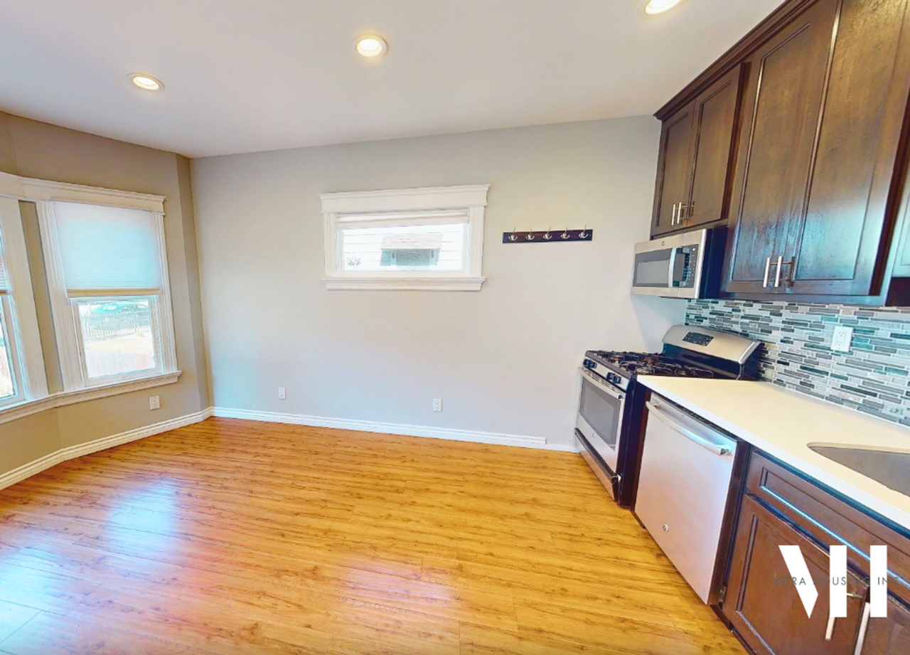 Exceptional Five Bedroom Home Near USC Campus! - Photo 3 of 10