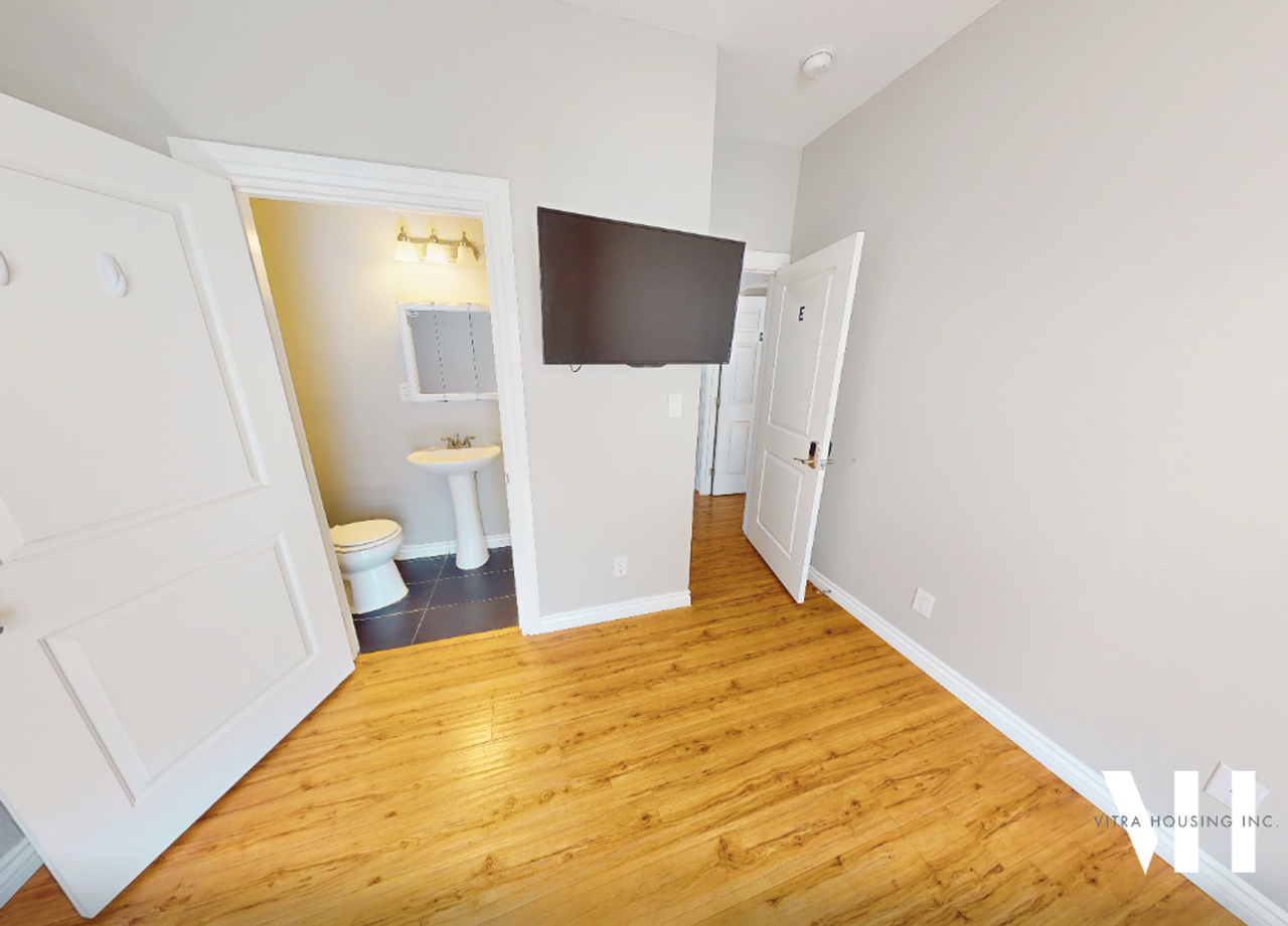 Exceptional Five Bedroom Home Near USC Campus! - Photo 5 of 10