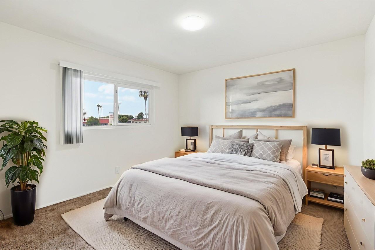 Crenshaw Manor - Photo 3 of 30