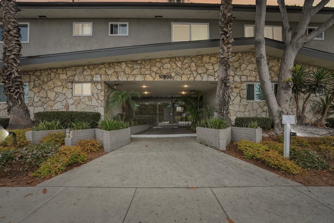 Crenshaw Manor - Photo 6 of 30