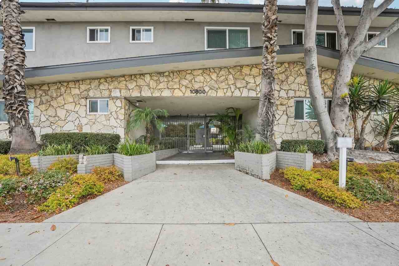 Crenshaw Manor - Photo 7 of 30