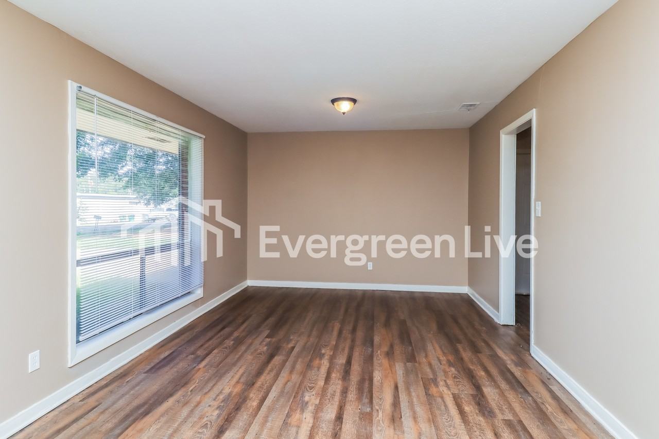 107 S Hargon St - Photo 3 of 15