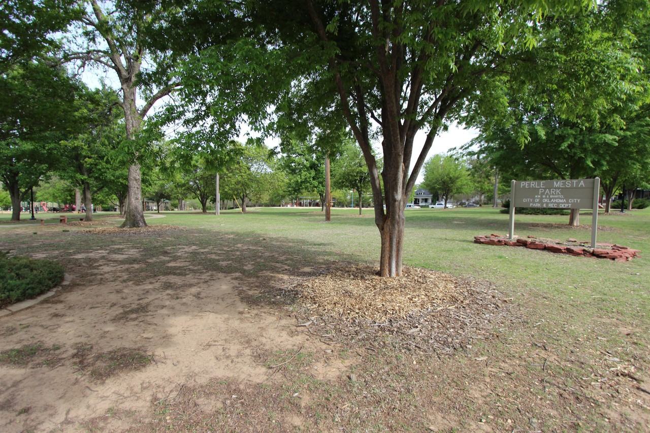 802 1/2 Nw 15th St #1 - Photo 2 of 35