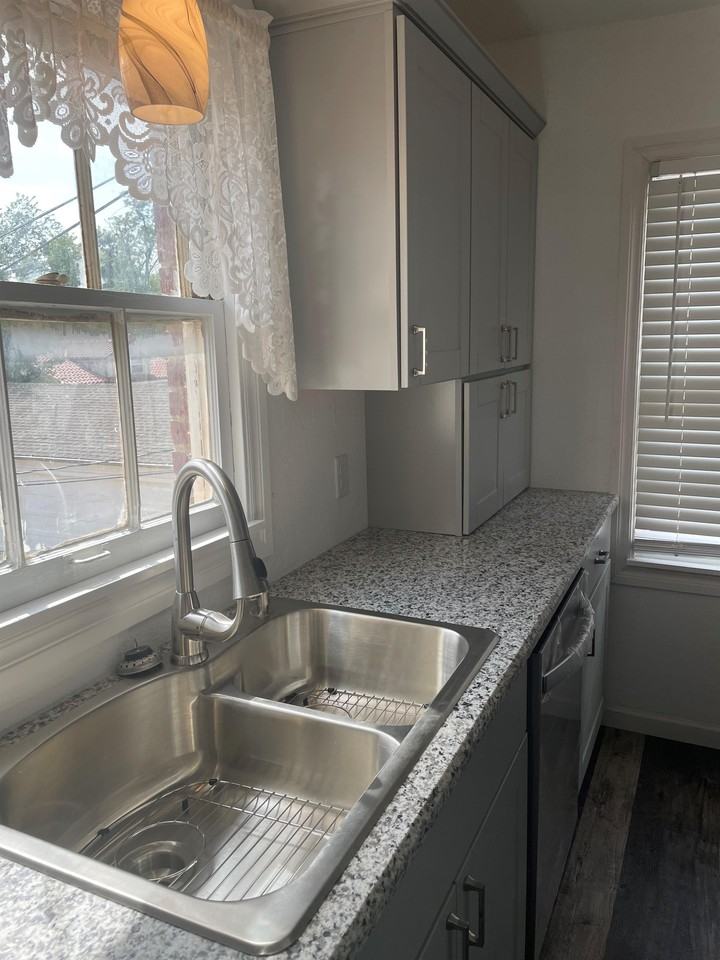 802 1/2 Nw 15th St #1 - Photo 4 of 35