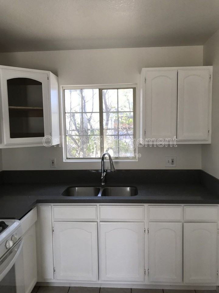 299 W Claremont St - Photo 3 of 10