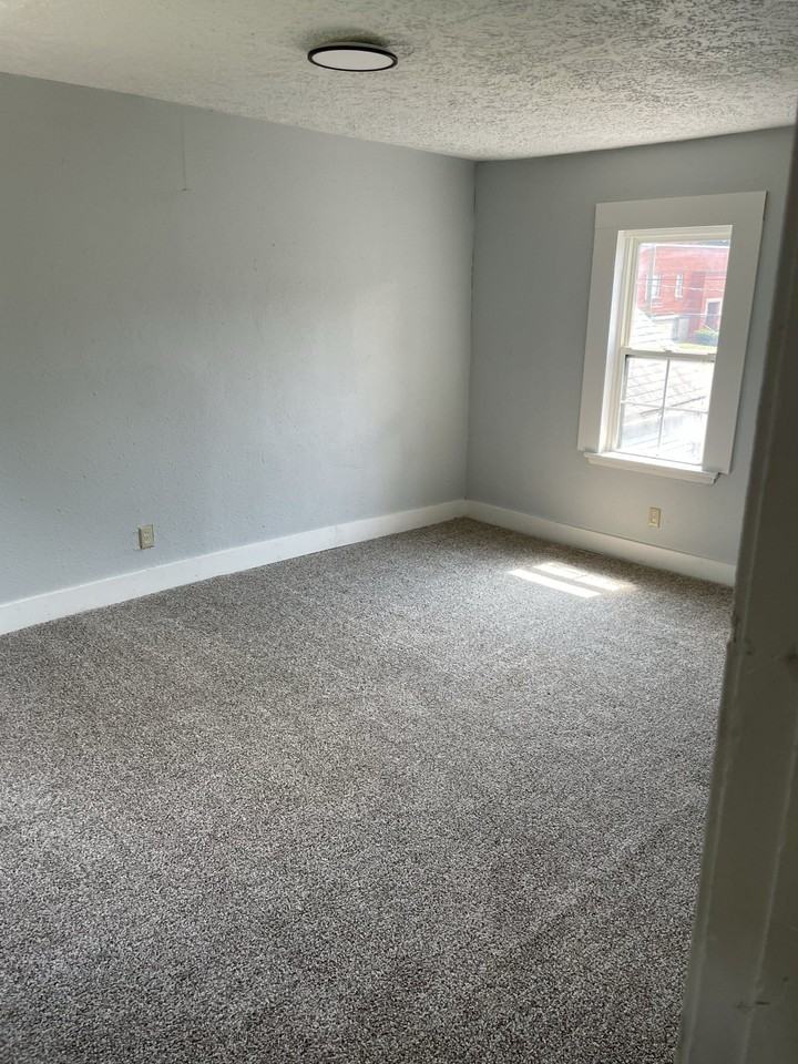 2915 W Market St - Photo 7 of 9