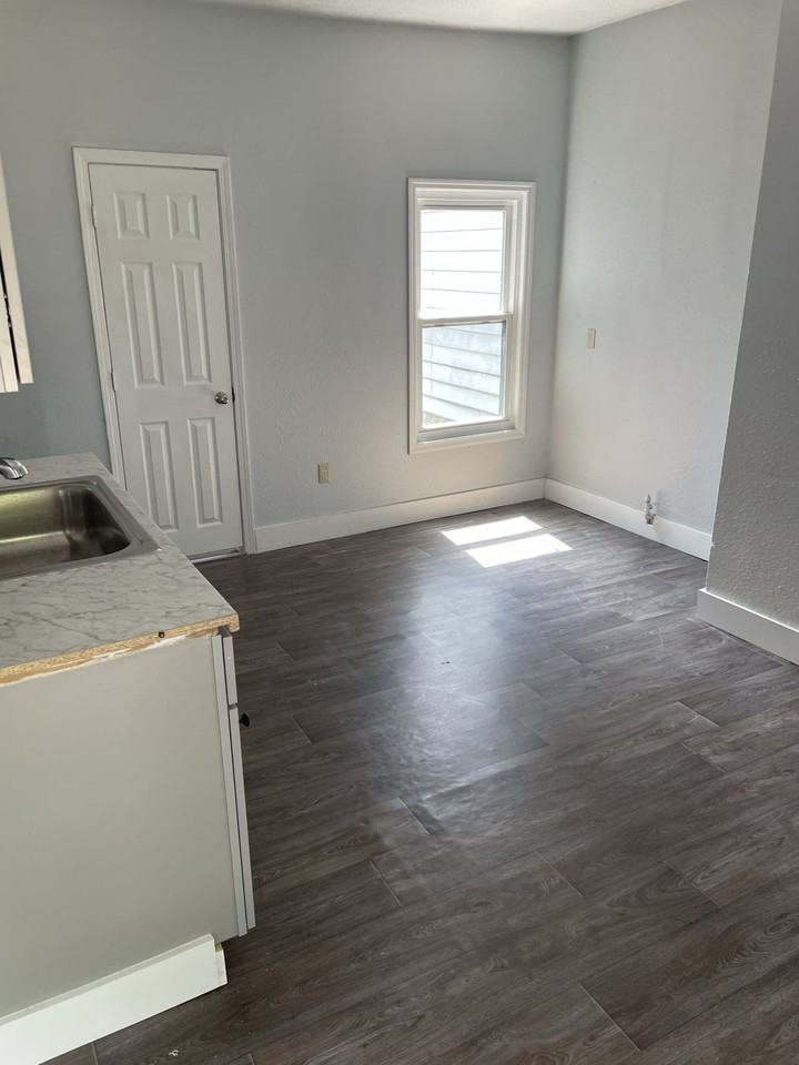 2915 W Market St - Photo 2 of 9