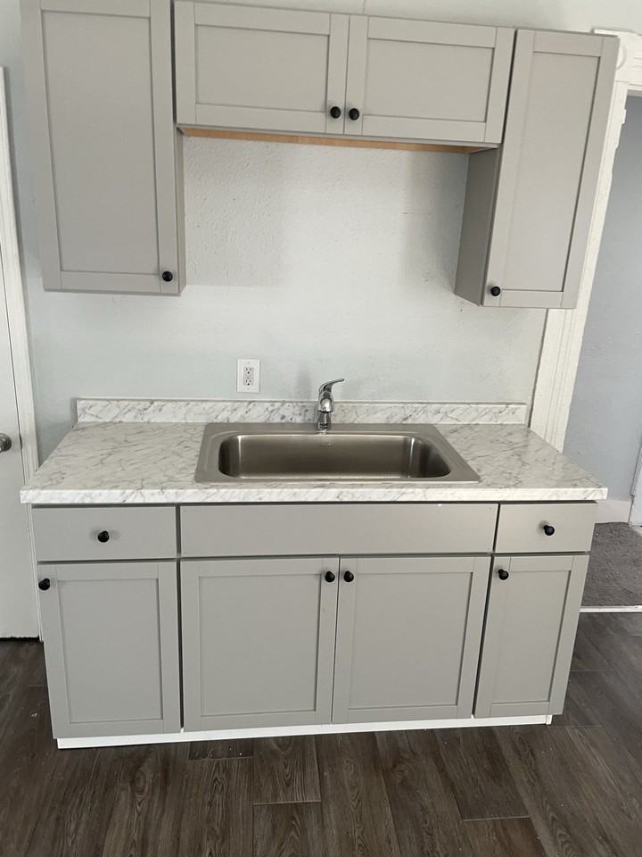 2915 W Market St - Photo 4 of 9