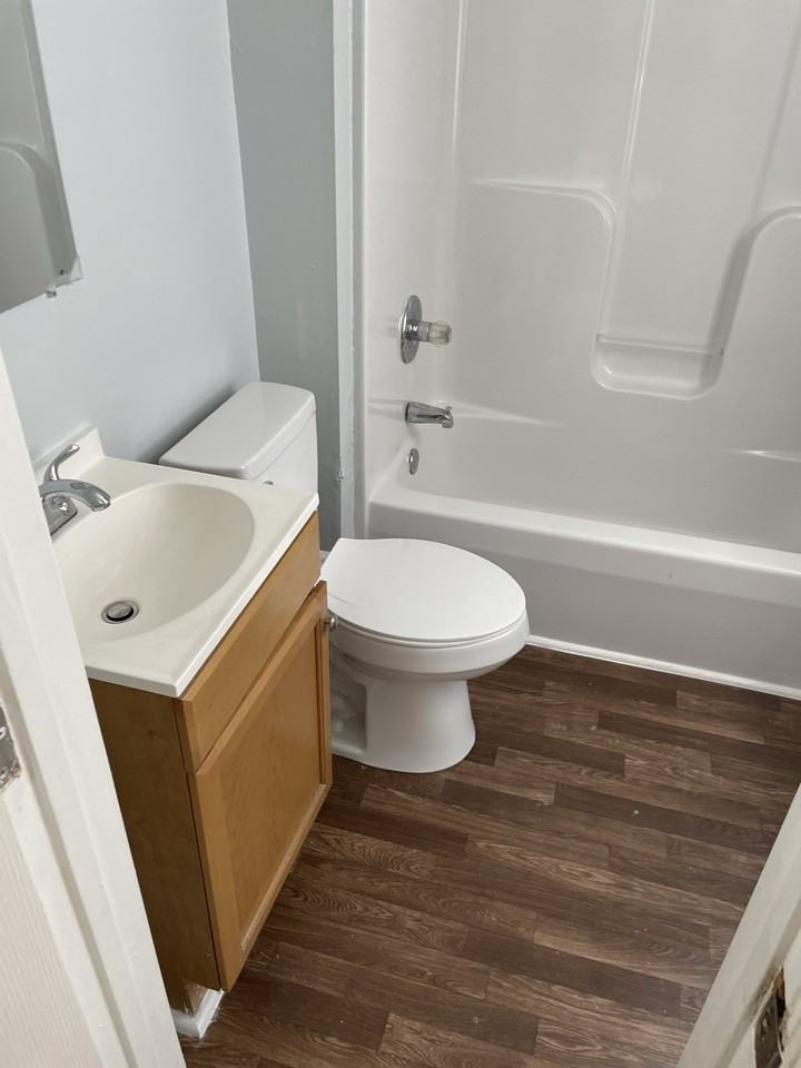 2915 W Market St - Photo 3 of 9