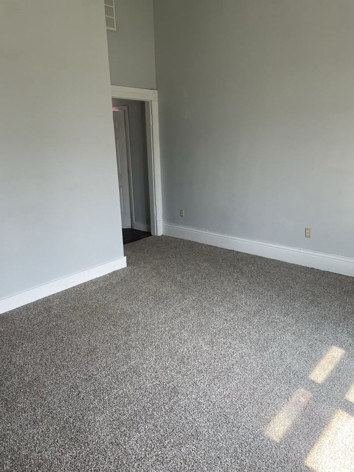 2915 W Market St - Photo 6 of 9