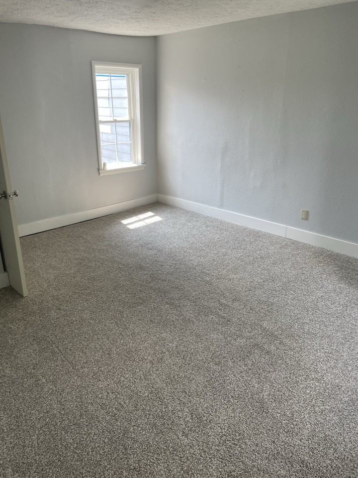 2915 W Market St - Photo 6 of 9