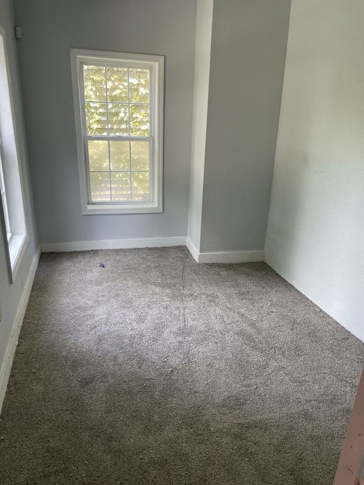 2915 W Market St - Photo 5 of 9