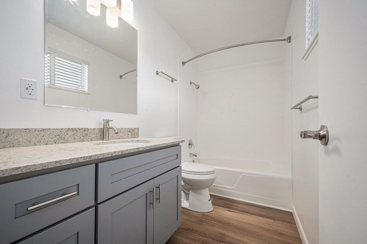 Royal Court Apartments - Photo 7 of 23