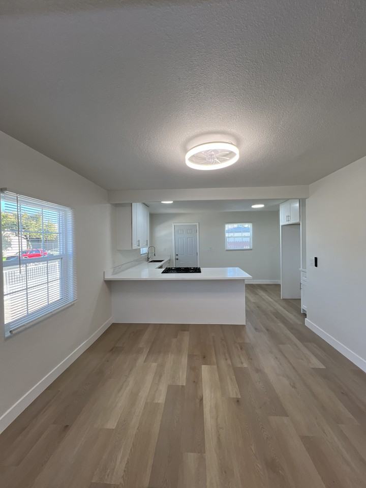 1005 W 9th St #NA - Photo 3 of 9