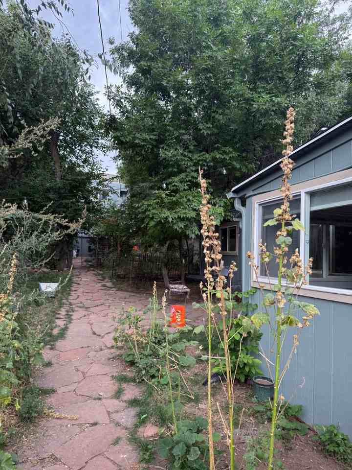 513 1/2 University Ave - Photo 2 of 17