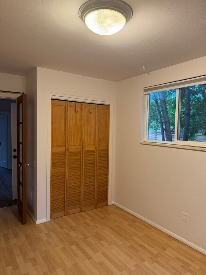 513 1/2 University Ave - Photo 6 of 17