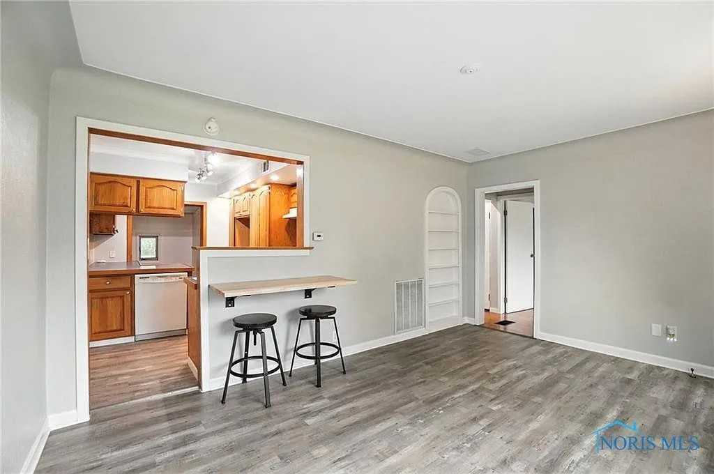 533 West 8th Street - Photo 3 of 8