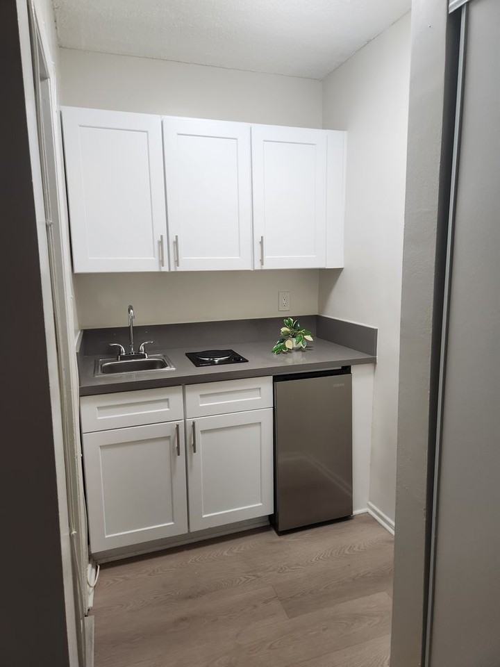 HAWTHORNE 2 - Photo 2 of 6