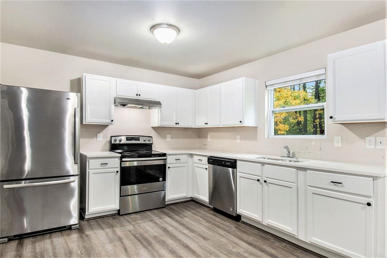 1048 Broken Ridge Dr - Photo 4 of 24