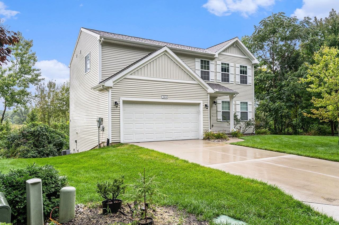 2414 View Lane - Photo 3 of 28