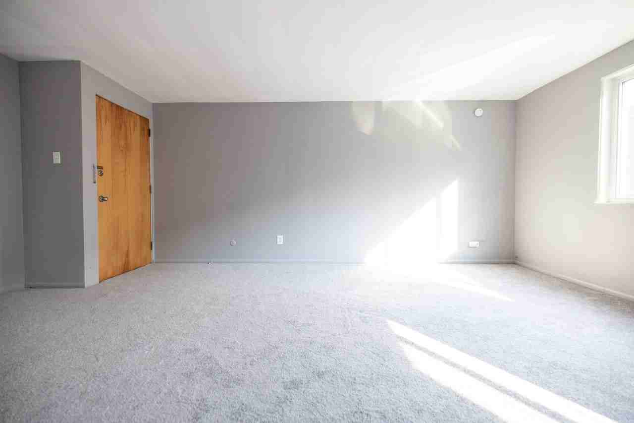 Broadway Manor - Photo 2 of 13