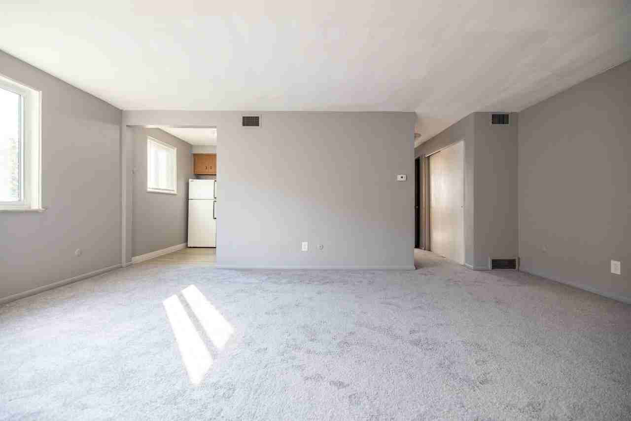 Broadway Manor - Photo 3 of 13