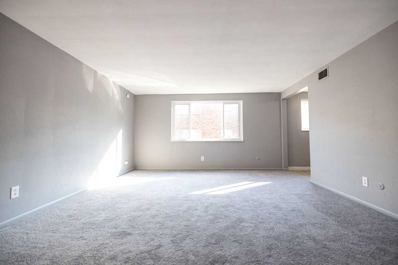 Broadway Manor - Photo 4 of 13