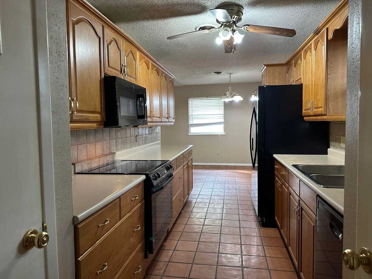 1206 Pembrook Dr - Photo 4 of 18