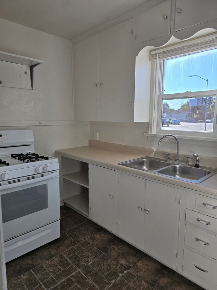 1930 E 2nd St - Photo 5 of 17