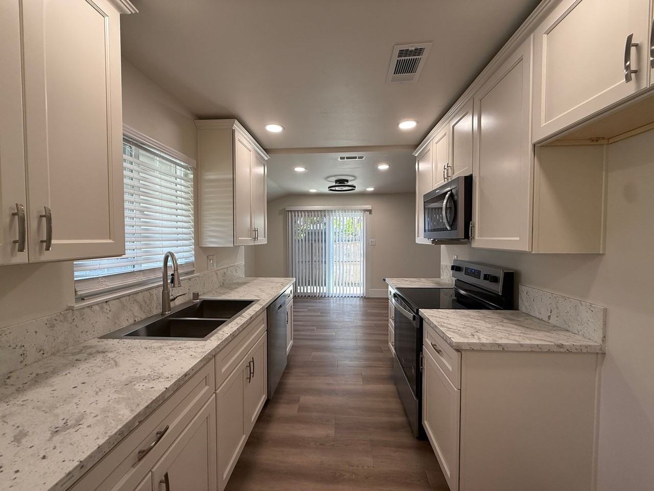 6918 Lincoln Oaks Dr - Photo 2 of 18