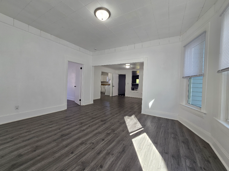 439 W Vine St - Photo 3 of 8