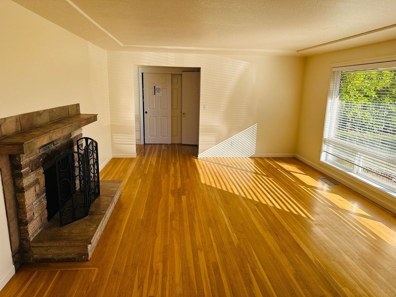 202 Nw 179th St - Photo 4 of 26