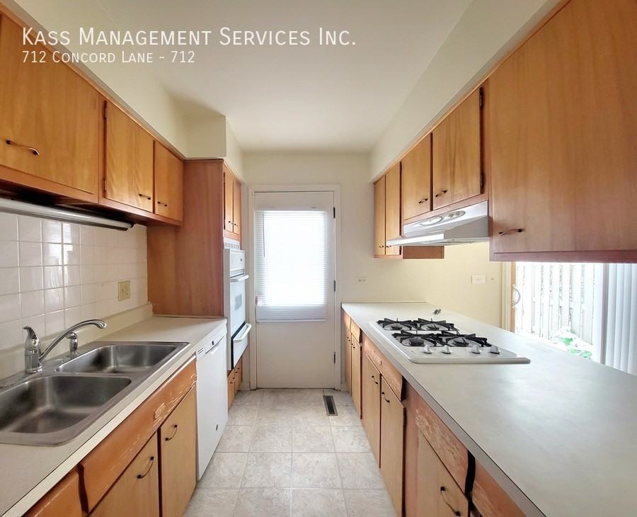 712 Concord Ln #712 - Photo 3 of 20