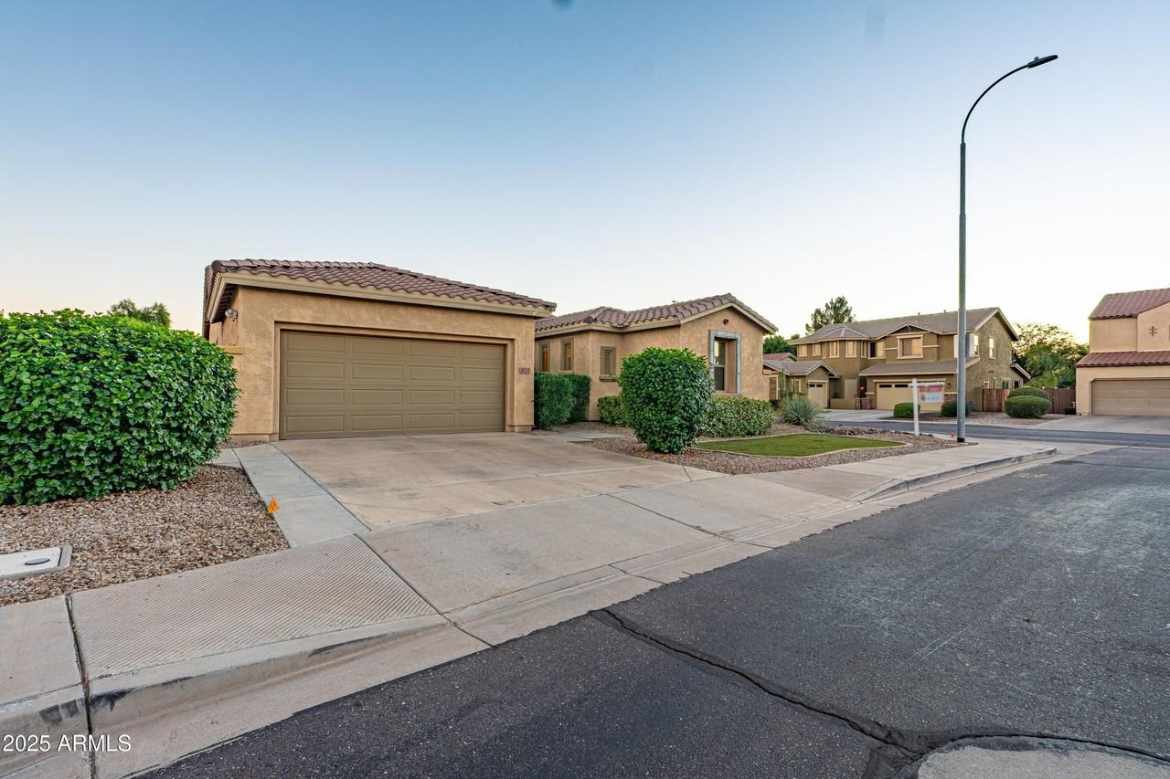 453 W Lantana Pl - Photo 4 of 50