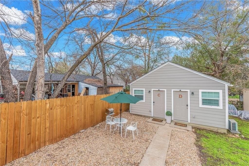 1112 E 26th St #D - Photo 2 of 11