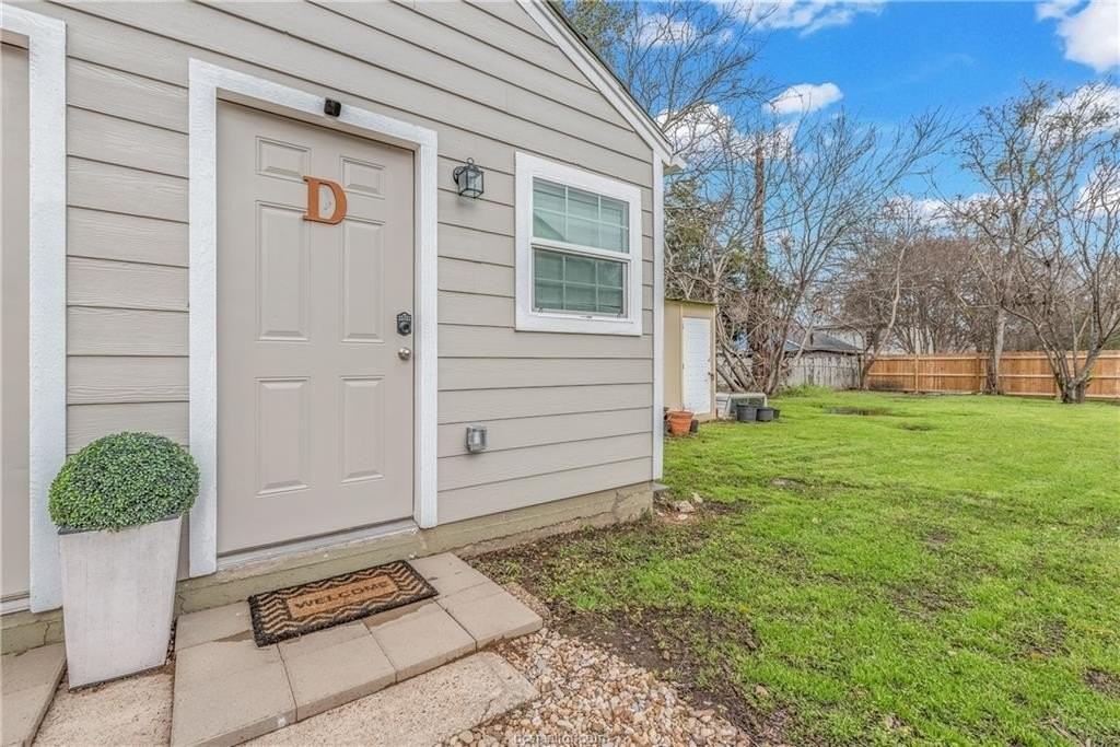 1112 E 26th St #D - Photo 3 of 11