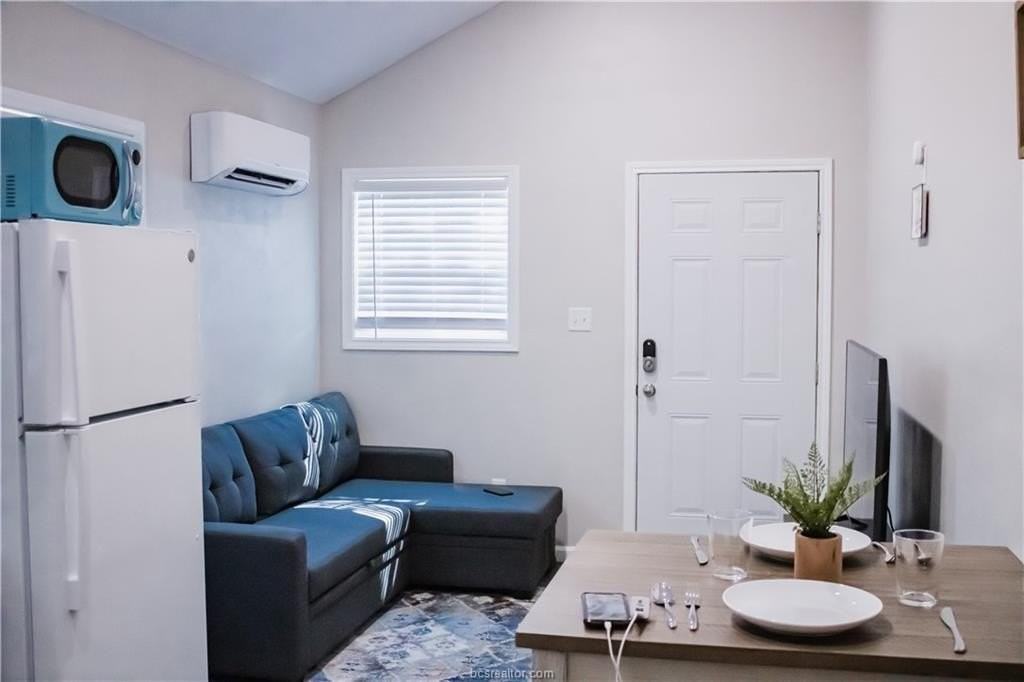 1112 E 26th St #D - Photo 5 of 11