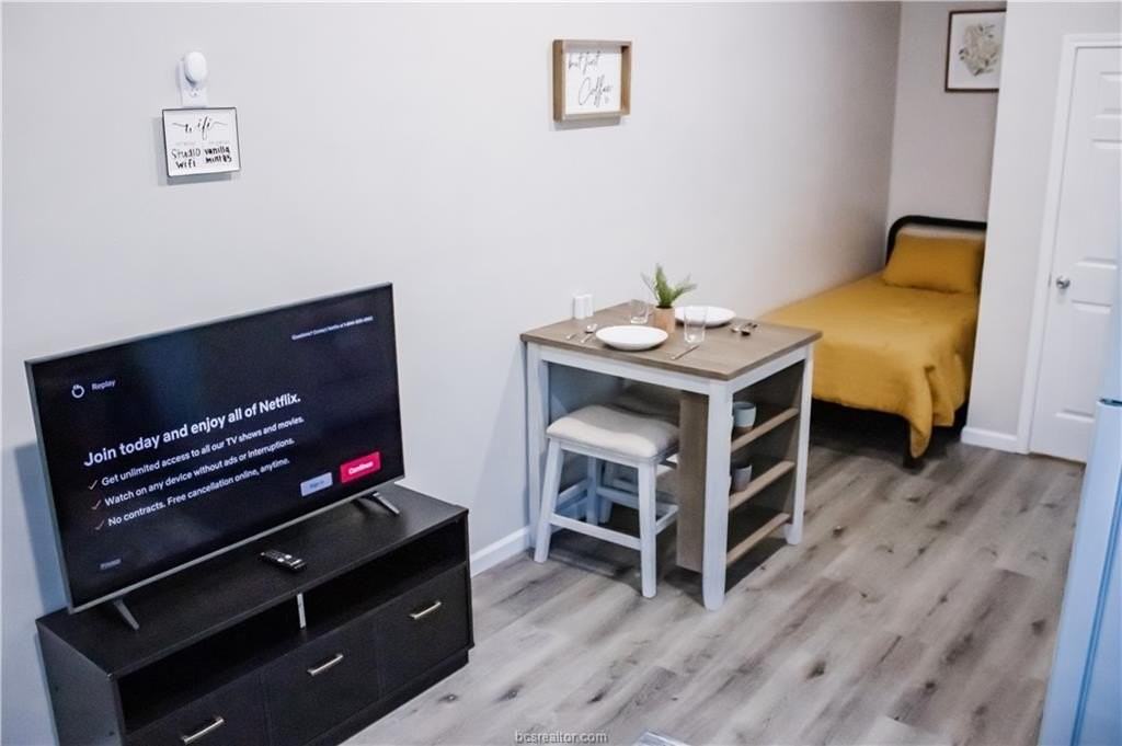 1112 E 26th St #D - Photo 6 of 11