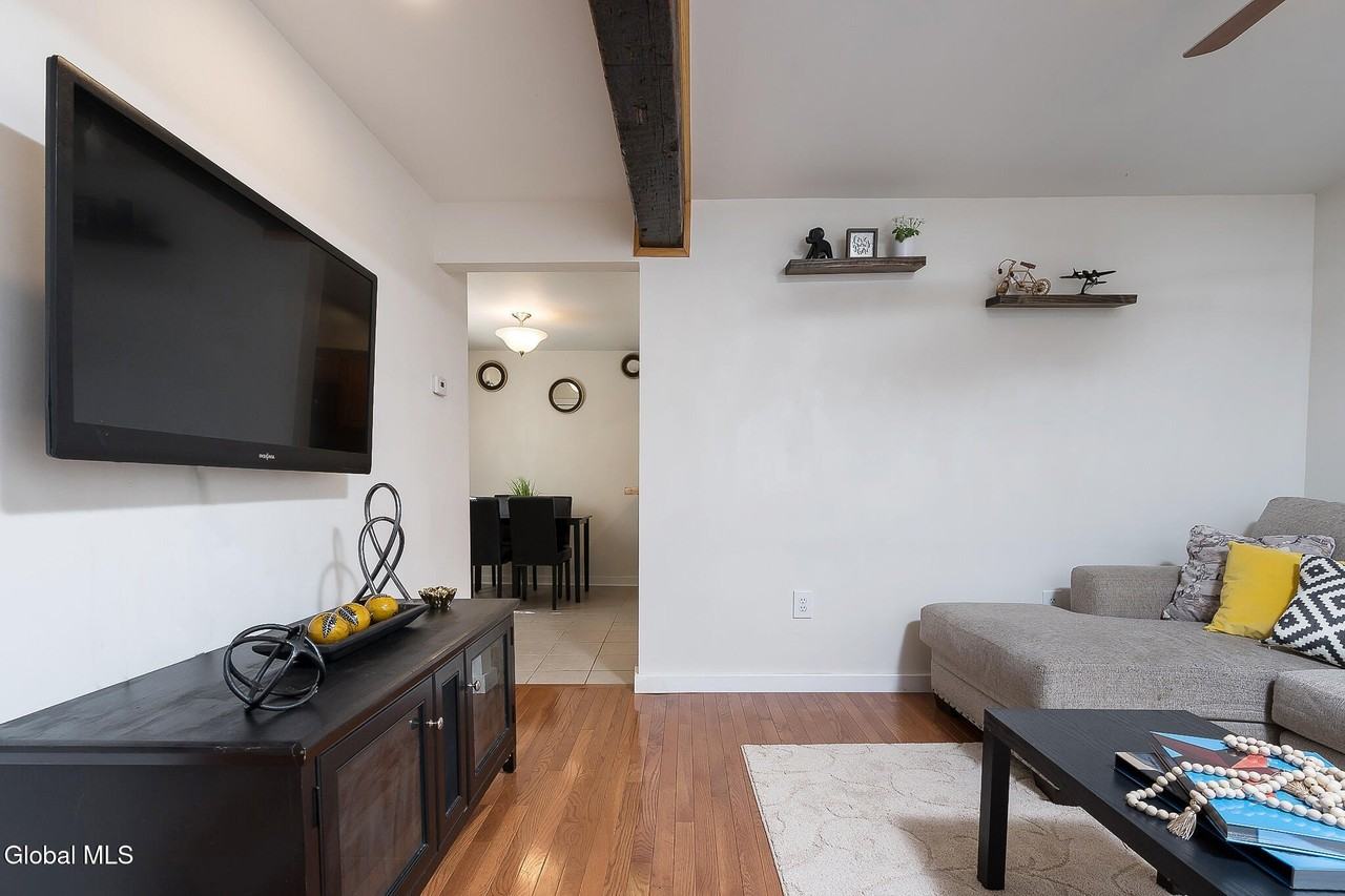 67 Columbia St - Photo 4 of 19