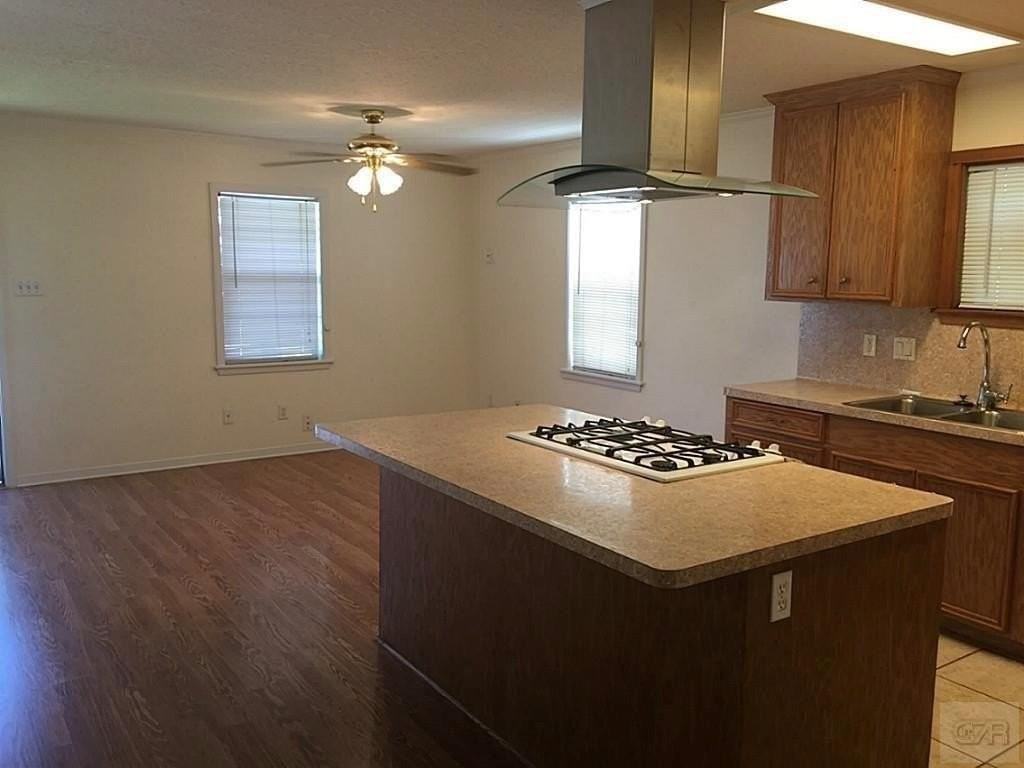 723 Winnie St - Photo 7 of 15